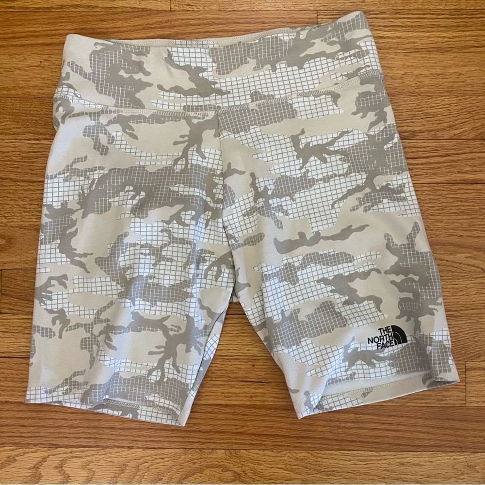 The Northface Women’s Shorts XL Camouflage Sandstone NWT Athletic Wear Workout